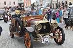 Renesanční Telčí projel retro závod vozidel. Mezi zajímavosti patřil například poštovní vůz nebo nejstarší auto, kterým byl francouzský vůz značky Panhard & Levassor. Ten přijel ukázat majitel Jaroslav Pokorný z Dačic.