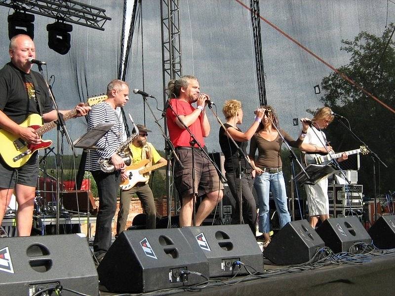 Rocková kapela hraje ve složení Michal Ambrož, Bohumil a Vladimír Zatloukalovi, Jiří Jelínek, Karel Malík, Michael Šimůnek, Jamajka Koblicová a Petra Studená.
