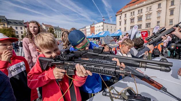 Jihlavské Masarykovo náměstí zaplnili policisté se svými ukázkami.