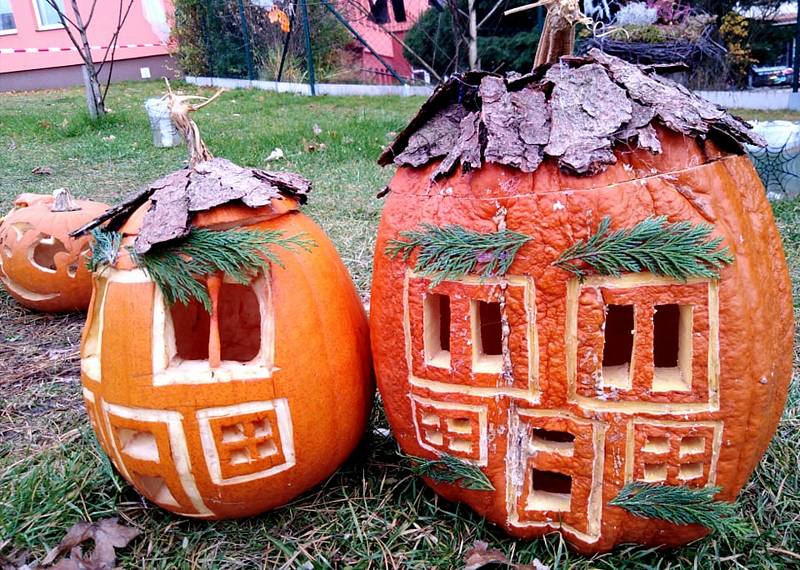 Ve Stonařově si členové místního Sokola připravili bohatou halloweenskou výzdobu.