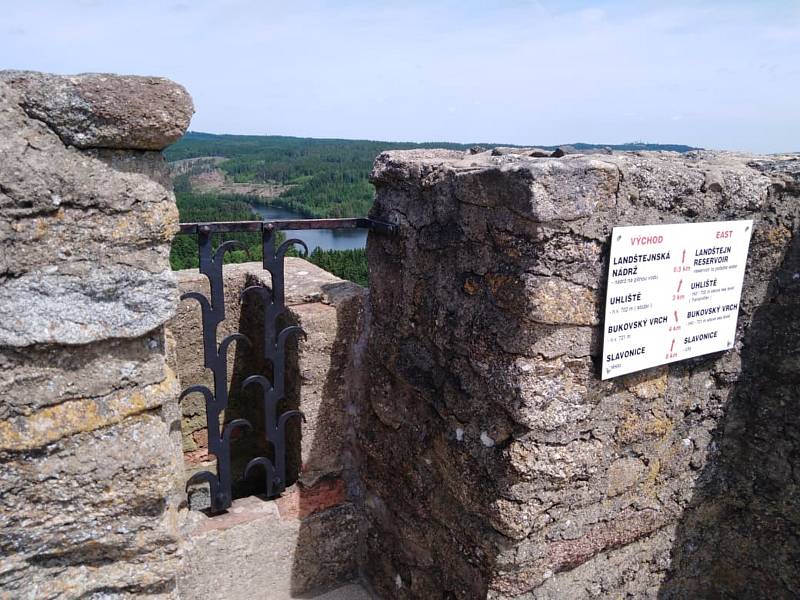 Landštejn je oblíbeným místem turistů z různých koutů republiky, nyní ovšem musí počítat s tím, že jsou v některých místech omezení.