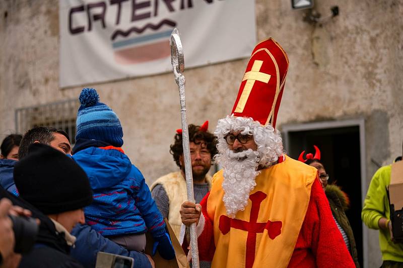 Jízda na prvním sněhu. Mikulášské družiny se v pístovských mokřadech pěkně pohoupaly.