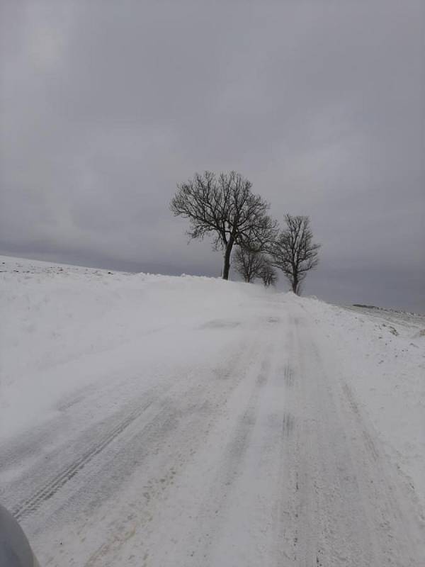 Po poledni nafoukaný sníh zcela uzavřel silnici na trase Brtnice – Jestřebí – Stonařov.
