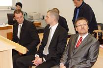 U jihlavského okresního soudu se ve středu projednávala kauza, v níž jsou obviněni Ivan Padělek, Ladislav Čepera a Michal Kašpar (zleva).