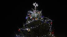 Vánoční strom v Lukách nad Jihlavou svítí od pátku 25. listopadu.