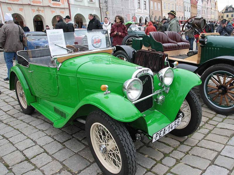 Telč ozdobila historická vozidla pošesté.