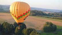 Adrenalinový začátek. V sobotu odpoledne se kvůli větru start balonu přesunul na blízkou louku. Diváci se nakonec jednoho startu z náměstí přece jen dočkali. Vítr ale nebyl ideální, takže se muselo odstartovat rychle.