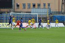 V souboji o první příčku FORTUNA:NÁRODNÍ LIGY zdolali jihlavští fotbalisté (ve žlutém) doma Táborsko jasně 3:0 (2:0).