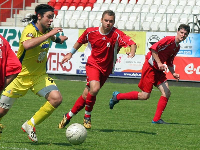 Jihlavská juniorka (ve žlutém Jiří Chlup) bude obhajovat na turnaji Fotbalový Tis 2007 druhé místo. Trenér Roman Kučera chce dát příležitost všem hráčům.