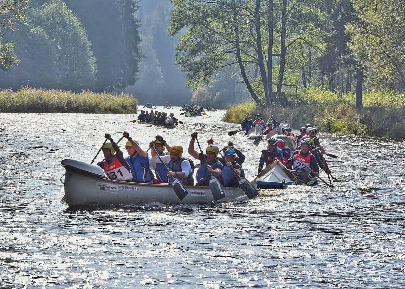 Devatenáctý ročník Krumlovského vodáckého maratonu provázelo opět krásné počasí. A nechyběly ani dvě posádky z Hodic - dobrovolní hasiči a členové místního motoklubu.