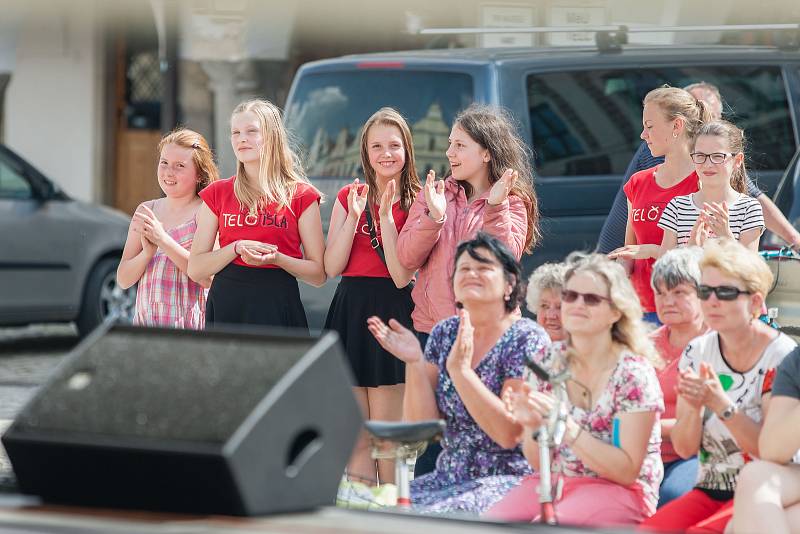 Koncert ZUŠ Telč na náměstí Zachariáše z Hradce.