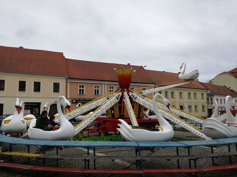 V Třešti slavili o víkendu svatomartinskou pouť. I přes nízké teploty se atrakce točily.