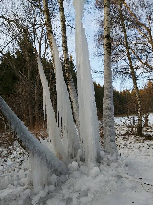 Ledopád v Lovětíně se stal cílem několika desítek turistů, krásné počasí lákalo k prozkoumávání okolí Lovětína.