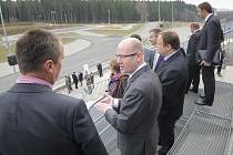 Během své pondělní celodenní návštěvy Vysočiny se premiér Bohuslav Sobotka (uprostřed) podíval i do novoměstské Vysočina arény. Zde se mluvilo také o možnosti vybudování víceúčelové haly s rychlobruslařským oválem.