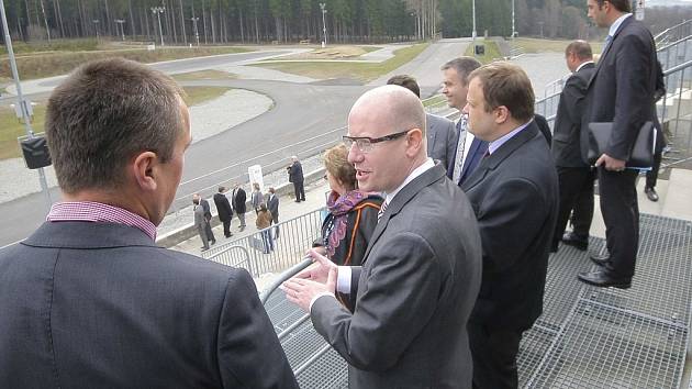 Během své pondělní celodenní návštěvy Vysočiny se premiér Bohuslav Sobotka (uprostřed) podíval i do novoměstské Vysočina arény. Zde se mluvilo také o možnosti vybudování víceúčelové haly s rychlobruslařským oválem.