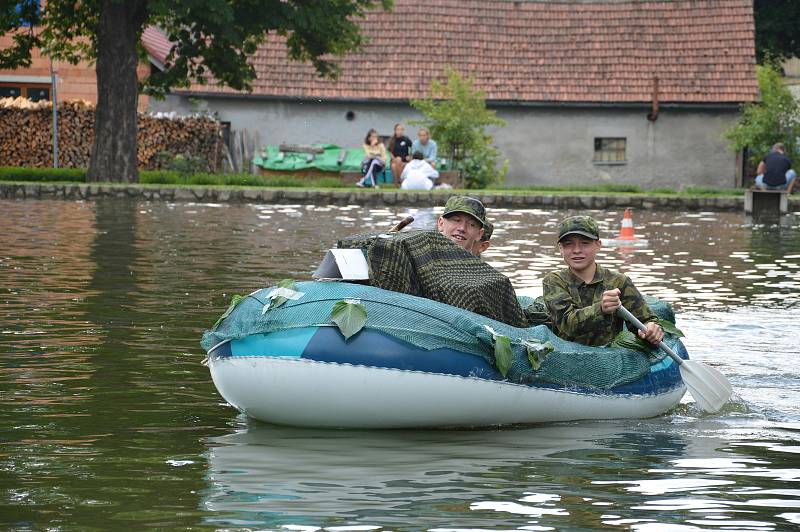 Neckyáda. Vodní boje v Hodicích na nádrži.