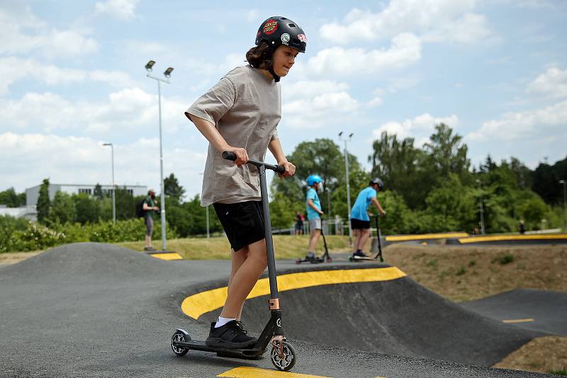 Jihlavská dráha pro kolečka v pohybu se otevřela. Na své si přijdou příznivci koloběžek, freestyle kol i skateboardů. Unikátní hřiště přilákalo na otevření desítky  malých i velkých neohrožených jezdců.