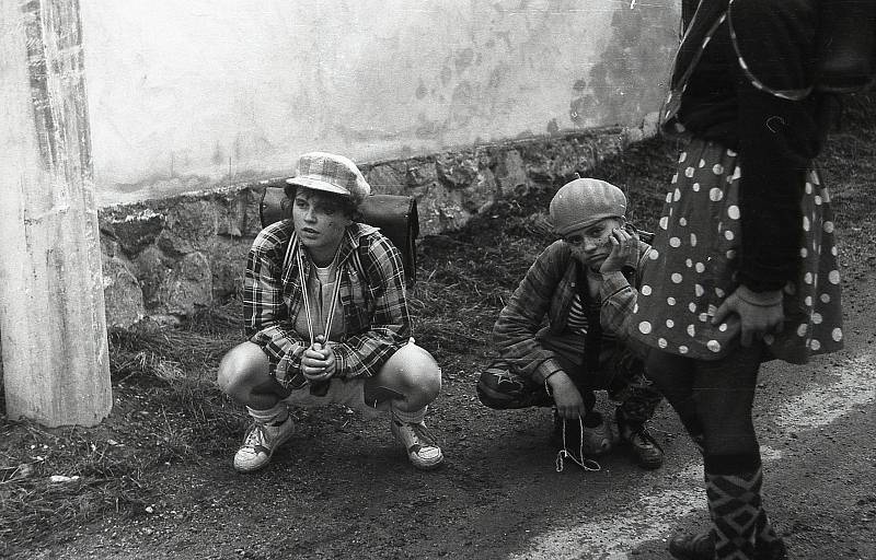 Masopustní veselí začíná po Třech králích. Průvody už druhým rokem nejsou, připomenout si je můžeme na historických fotkách. Tyto z Jezdovic u Třeště.