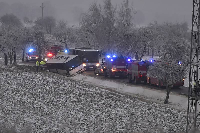 Na silnici mezi obcemi Puklice a Příseka na Jihlavsku havaroval 4. prosince 2020 autobus.