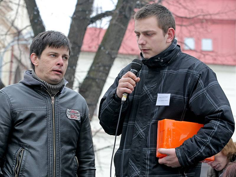 Devatenáctiletý Petr Horák všechny, kteří jsou obviněni z vraždy Petry, znal osobně. Na pietním setkání promluvil k davu lidí se slzami v očích.