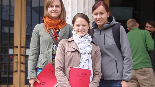Markéta Majdičová (uprostřed) společně se svými kamarádkami z Čech pózuje před budovou vídeňské vysoké školy.