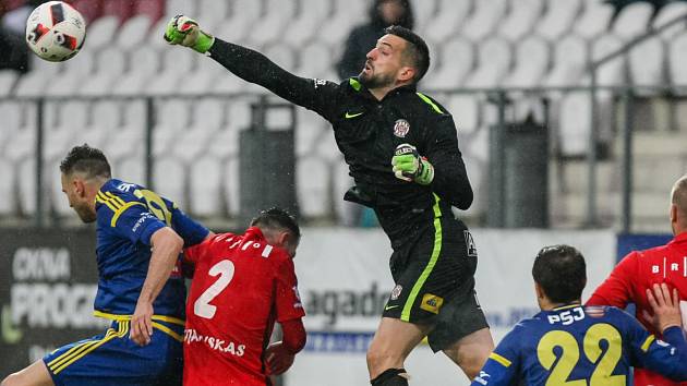 První dva góly FC Vysočina v duelu proti Zbrojovce Brno vstřelili Lukáš Zoubele (vlevo v modrém) a Jakub Fulnek. Jihlavští nakonec v derby zvítězili jasně 3:0.