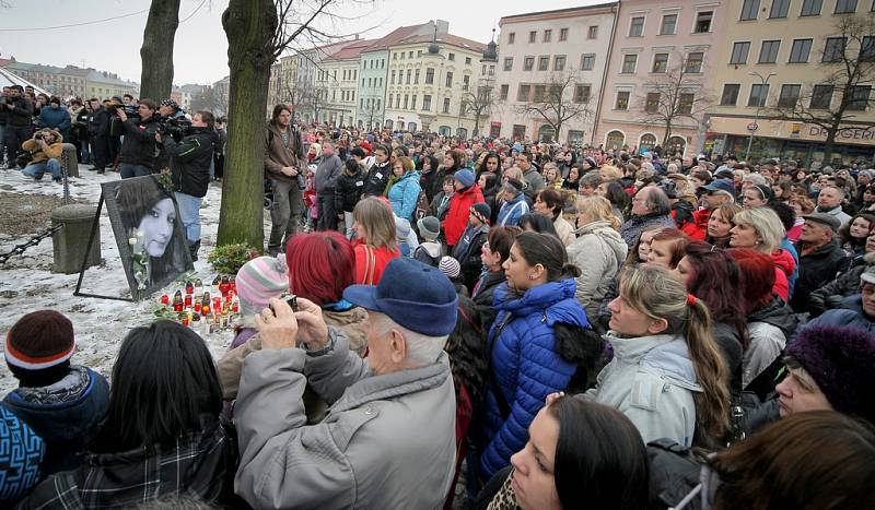 Stovky lidí se sešly na Masarykově náměstí v Jihlavě, aby uctily památku zavražděné Petry.