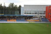 Pohled do ochozů jihlavského fotbalového stadionu během utkání pátého kola F:NL mezi FC Vysočina Jihlava a FC Silon Táborsko. Duel dosud neporažených celků navštívilo pouze sedm stovek diváků.