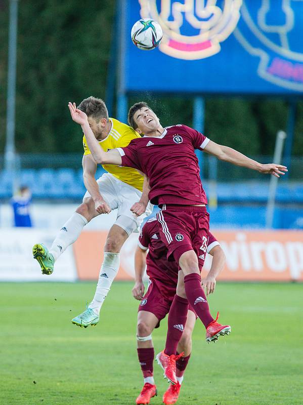 Jihlavští fotbalisté (ve žlutém) remizovali ve dvanáctém kole FORTUNA:NÁRODNÍ LIGY s rezervou pražské Sparty 0:0.