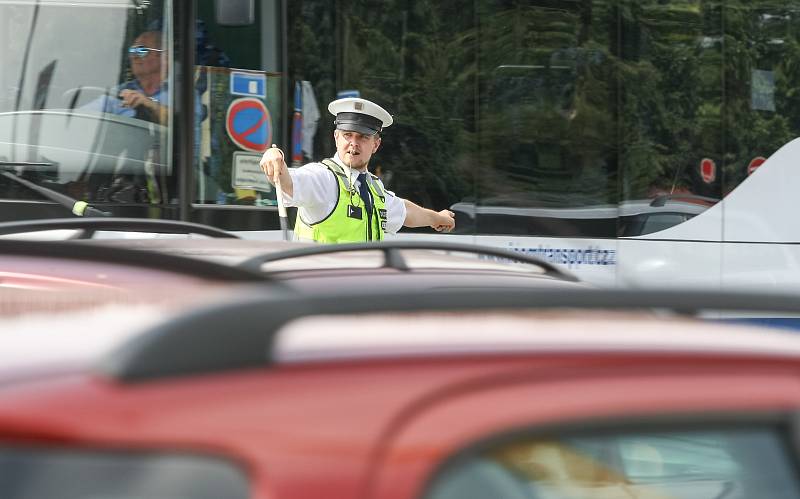 Dopravní policisté soutěžili v řízení křižovatky a zručnosti ovládání služebního vozidla.