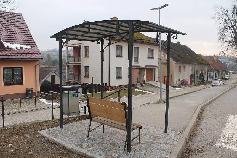 Autobusová zastávka je nově vybudovaná.