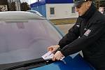Policisté budou ve všech městech kraje v průběhu celého adventního času rozdávat kartičky s preventivním obsahem na místech, kde se shromažďuje větší množství lidí.