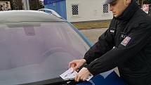 Policisté budou ve všech městech kraje v průběhu celého adventního času rozdávat kartičky s preventivním obsahem na místech, kde se shromažďuje větší množství lidí.