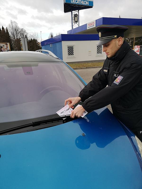 Policisté budou ve všech městech kraje v průběhu celého adventního času rozdávat kartičky s preventivním obsahem na místech, kde se shromažďuje větší množství lidí.