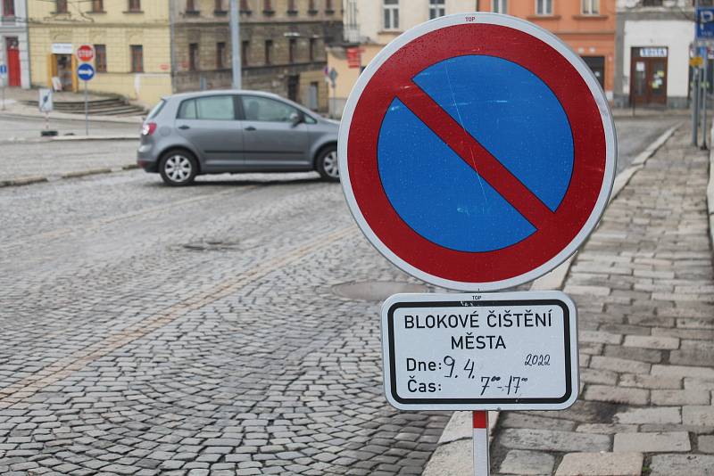 Čištění kanálů, chodníků i silnic nebo odtahy aut. To  vše každoročně patří k blokovému čištění ulic krajského města.