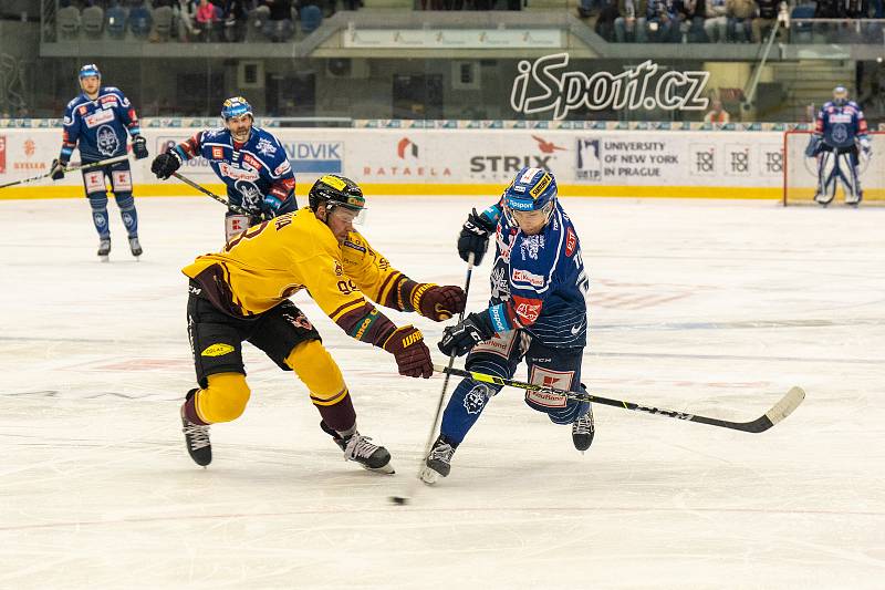 Hokejisté Kladna (v modrém) rozhodli třetí třetinu pátého barážového souboje s Duklou góly Matěje Berana a Tomáše Plekance a zůstávají extraligoví I pro další sezónu 2022/2023.