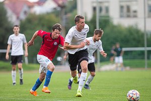 Fotbalisté FK Maraton Pelhřimov (v bíločerném) a Slavoje Polná (v červených dresech) se coby nováčci letošního divizního ročníku zatím nacházejí ve spodní polovině tabulky.