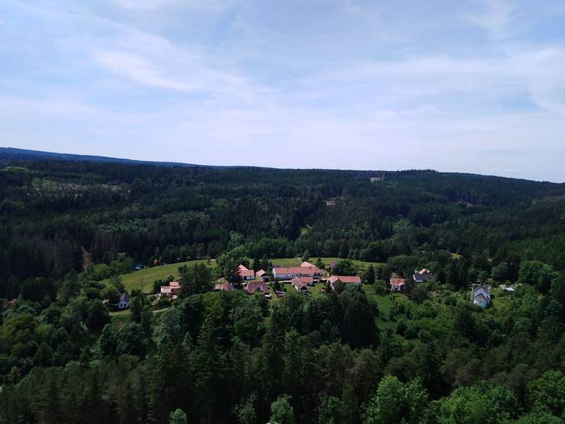 Landštejn je oblíbeným místem turistů z různých koutů republiky, nyní ovšem musí počítat s tím, že jsou v některých místech omezení.