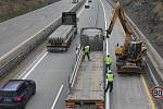 Poslední březnový víkend umisťovali dělníci na dálnici D1 mezi Velkým Beranovem a Měřínem svodidla, od pondělí se začne ve směru na Prahu pracovat.