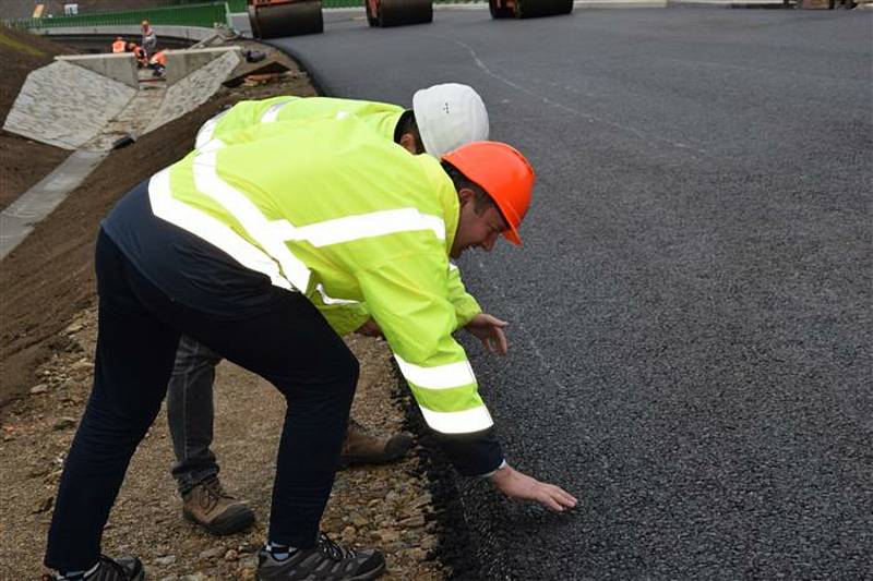 Dělníci zpoždění stáhli a první řidiči se po obchvatu Velkého Beranova projedou 30. října.