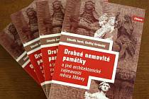 Ve velké gotické síni jihlavské radnice v pondělí 20. listopadu pokřitili novou knížku, která ukazuje drobné památky v Jihlavě.