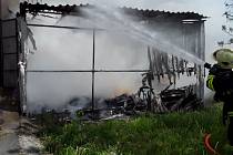 K požáru přístřešku vyjížděli ve středu po tři čtvrtě na tři hasiči do průmyslové zóny Hruškové Dvory u Jihlavy.