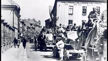Hlavní jihlavská ulice, dnešní Benešova, ucpaná automobily Rudé armády. Reprofoto: archiv Stanislava Jelínka
