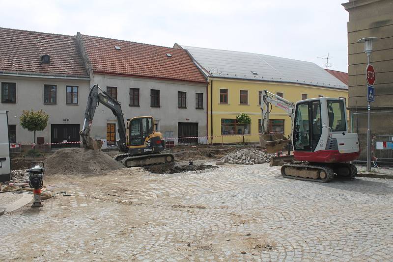 Na jaře 2021 je Třešť rozkopaná, pokračuje oprava průtahu, která začala o rok dříve.