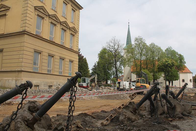 Na jaře 2021 je Třešť rozkopaná, pokračuje oprava průtahu, která začala o rok dříve.