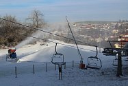 Ve čtvrtek v poledne ještě jela sněžná děla naplno, v pátek je na sjezdovce v Lukách už vystřídají lyžaři.