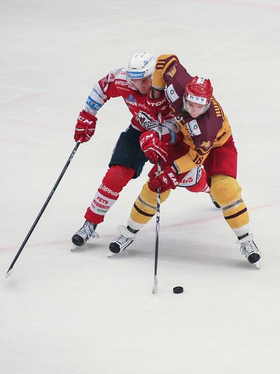 Jihlavští hokejisté měli v osmém zápase baráže o extraligu slavné Pardubice na kolenou, ale ve třetí třetině ztratili tříbrankové vedení. Dokázali se však z toho dostat a vybojovat cenný bod v samostatných nájezdech.