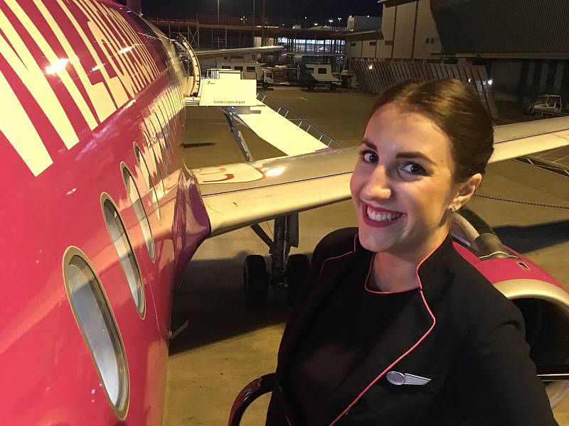 Na palubě letadla společnosti Wizzair pracuje letuška Marie z Telče.