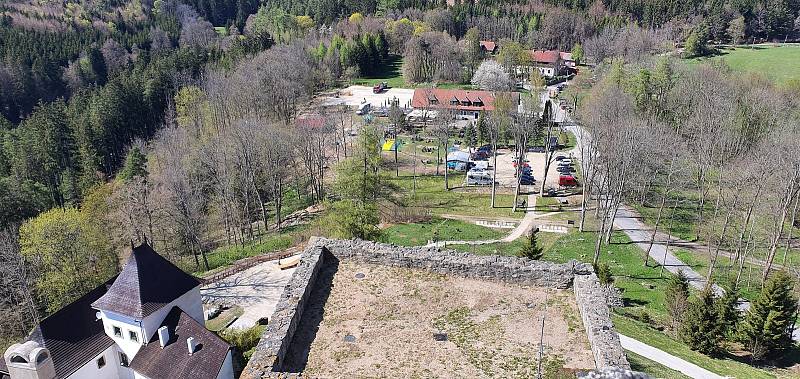 Zřícenina hradu Landštejn je směsicí několika architektonických slohů. Návštěvníci si zde přijdou na své.