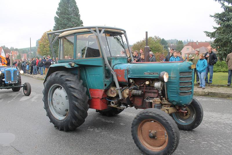 Kousky z padesátých let, ale i moderní traktory z nového tisíciletí. Taková byla spanilá jízda Zetorů v neděli odpoledne na třeštické návsi.
